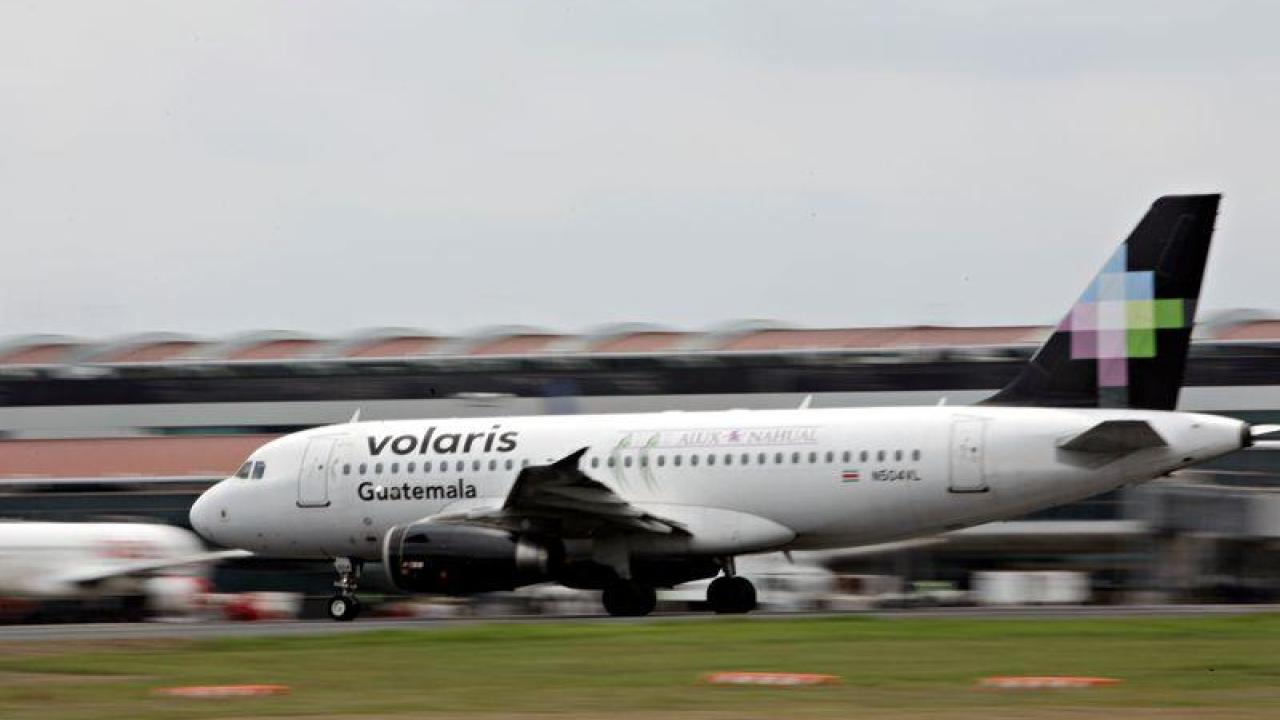 Aerolínea mexicana Volaris suspende todos los vuelos a Guatemala por protestas y bloqueos de carreteras