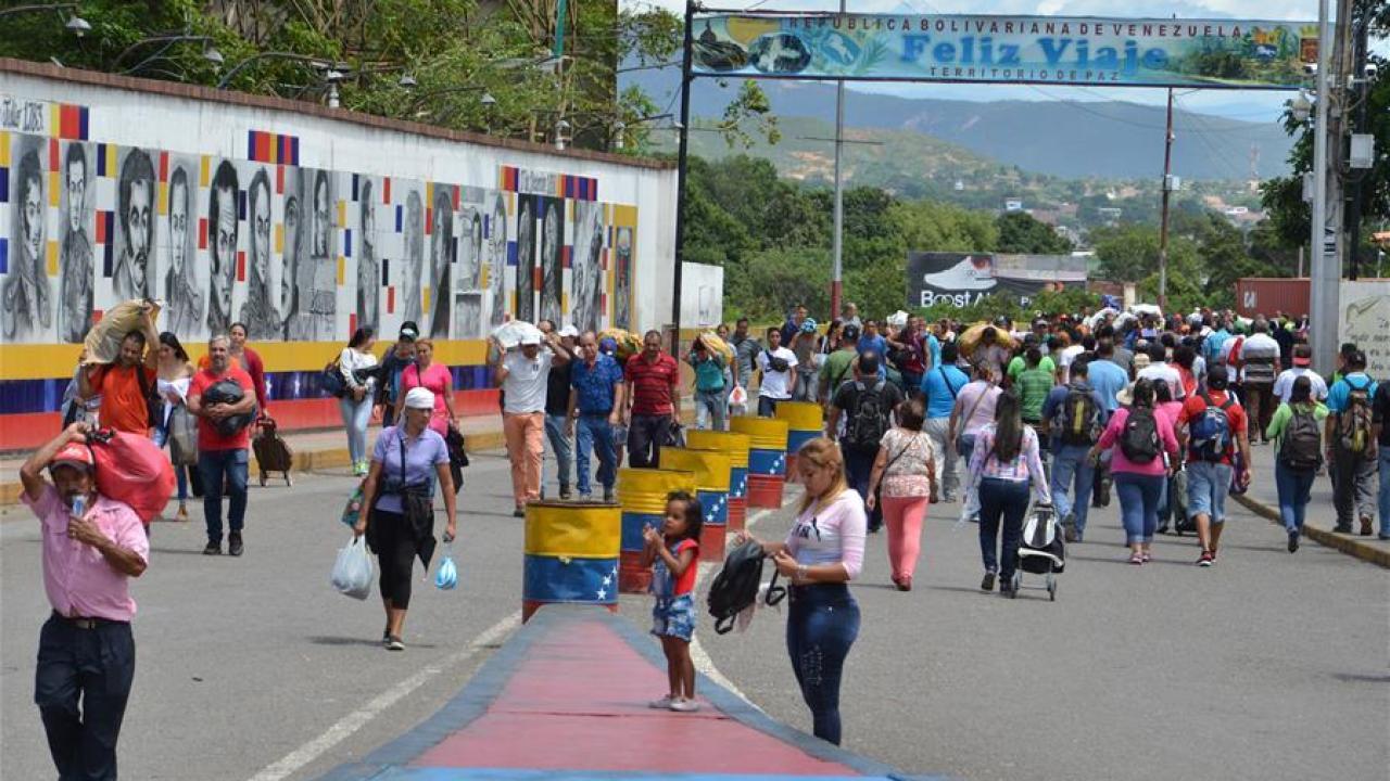 Pase fronterizo de Venezuela a Colombia. Foto: XInhua. 