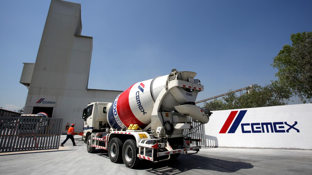 Un camión mezclador de cemento llega a una planta de la cementera mexicana Cemex en Monterrey, México, 19 de agosto de 2018. REUTERS/Daniel Becerril