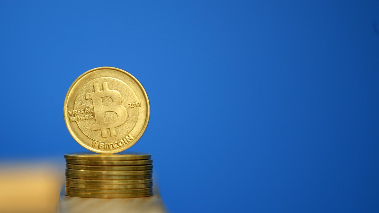Ilustración de unas monedas de bitcóin, La Maison du Bitcoin, París. 11 de julio 2014. REUTERS/Benoit Tessier