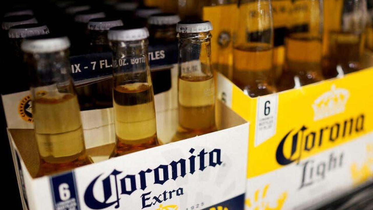 Foto de archivo ilustrativa de botellas de cerveza Corona en un supermercado en Los Angeles, California April 1, 2015. REUTERS/Lucy Nicholson/
