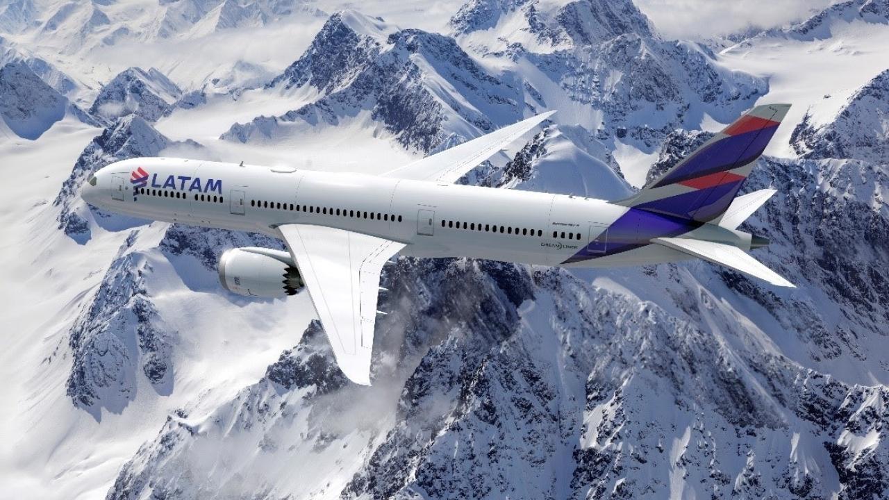 Avión de latam sobrevolando nevados.