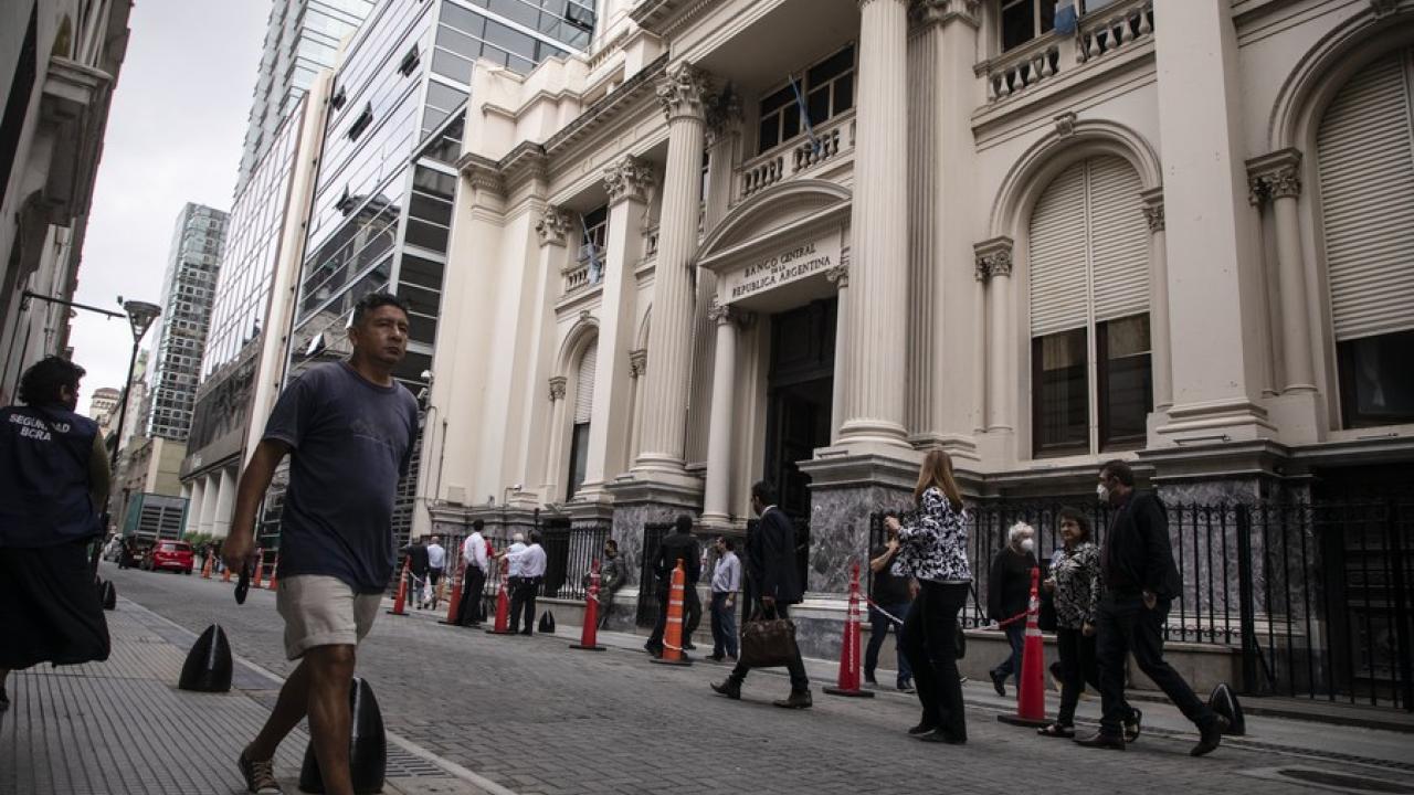 Banco Central De Argentina Aumenta Tasa De Interés Al 81% | AméricaEconomía