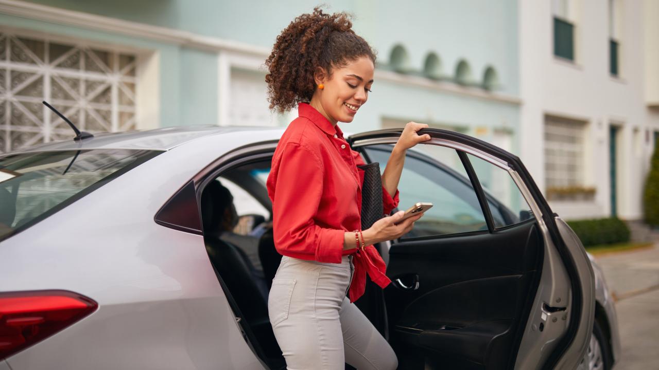 Mujer subiendo a taxi