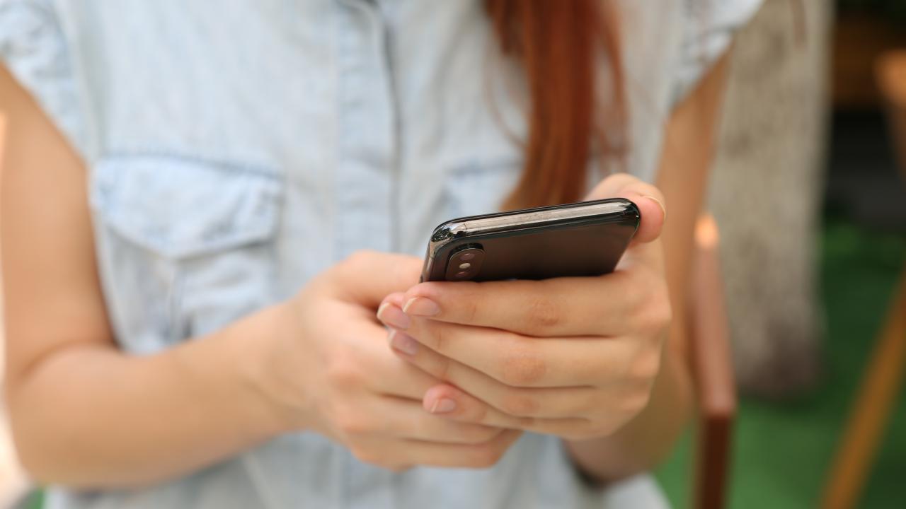 Mujer usando smartphone