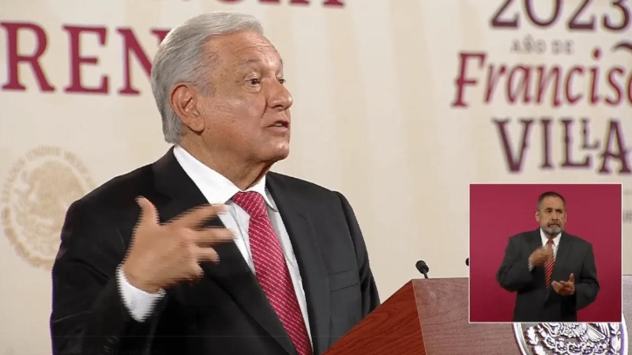 AMLO durante una mañanera, foto El Economista caption