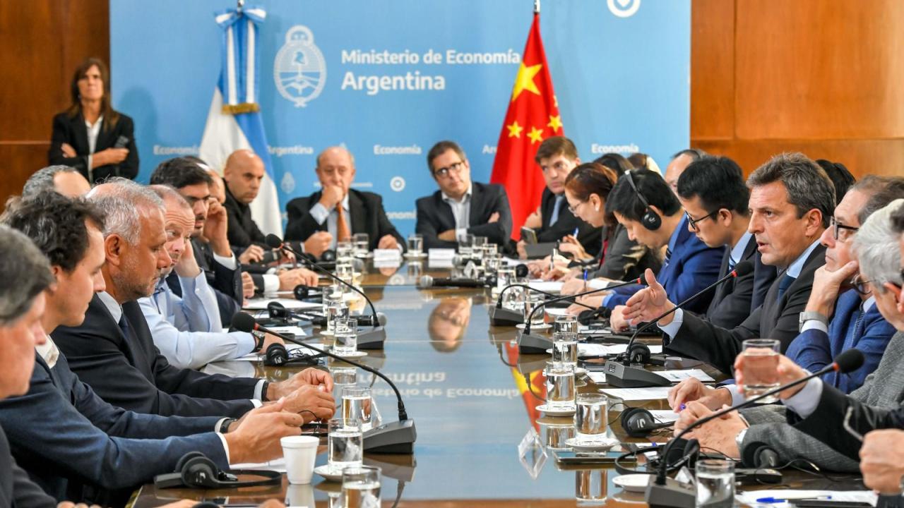 Sergio Massa con fondo de banderas de Argentina y China