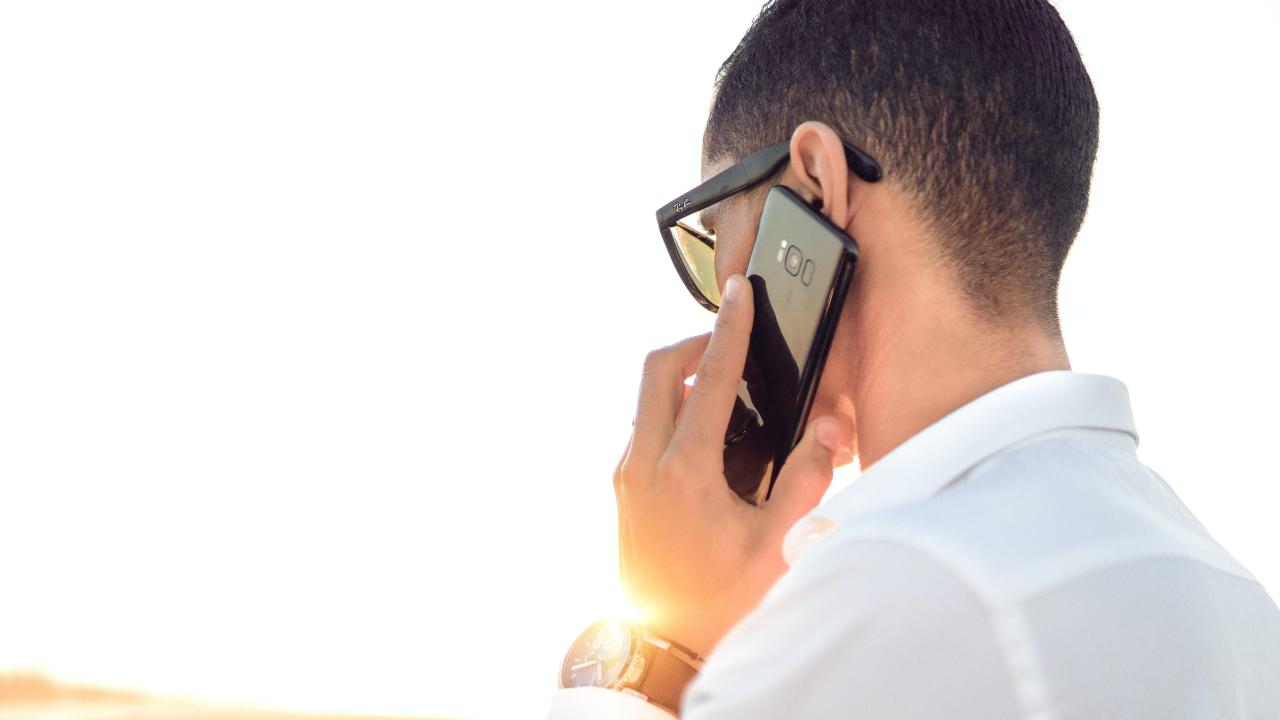 Hombre hablando por teléfono