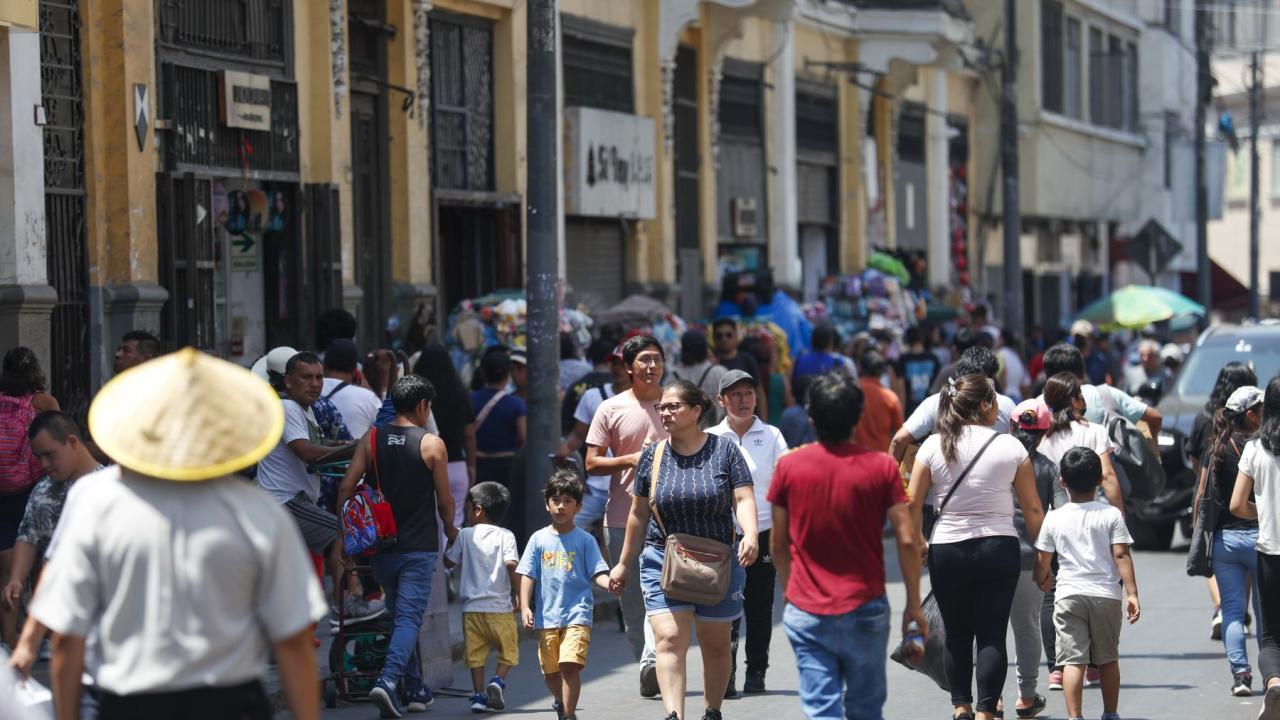 Gente caminado en el Mercado Central de Lima. Foto Andina.