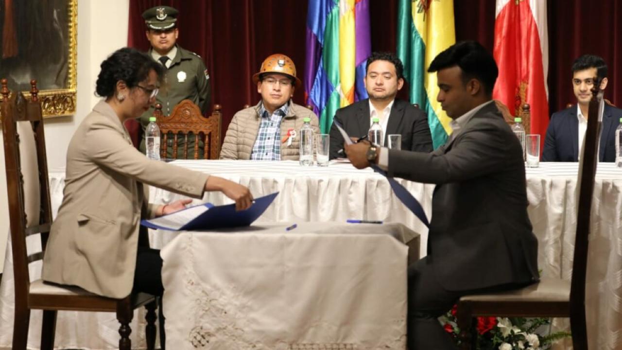 Firma acuerdo. Foto: Ministerio de Hidrocarburos de Bolivia. 