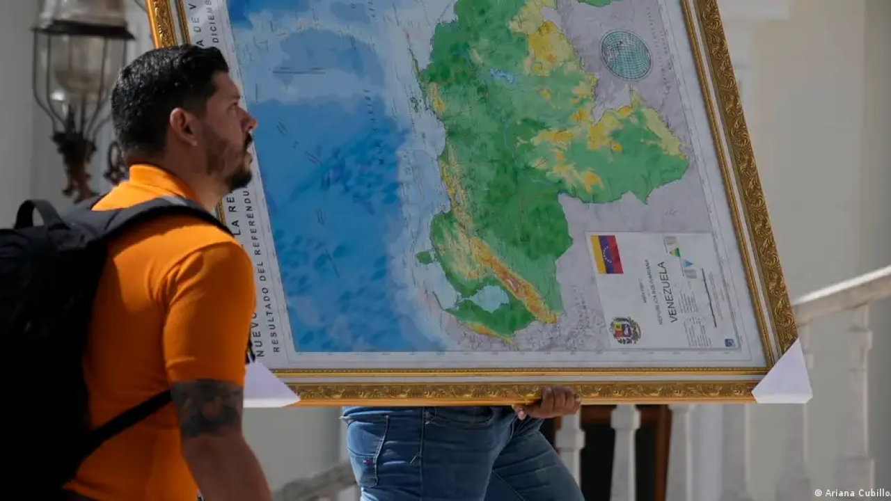 Un hombre carga un mapa del Esequibo.