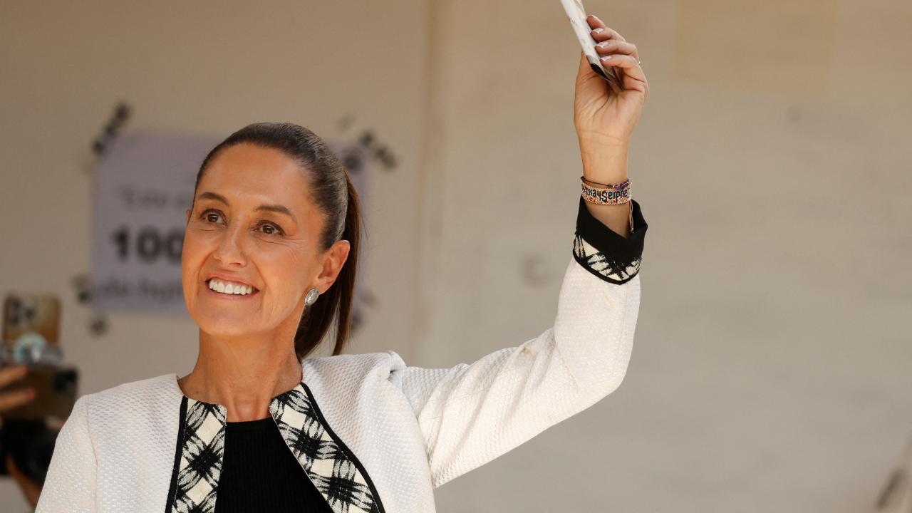 Claudia Sheinbaum, candidata presidencial del partido gobernante Morena, sostiene su papeleta en una mesa electoral durante las elecciones generales, en Ciudad de México, México, el 2 de junio de 2024. REUTERS/Daniel Becerril