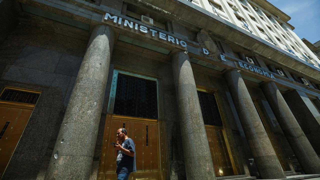 Un hombre camina frente al Ministerio de Economía en Buenos Aires, Argentina. 20 Nov 2023. REUTERS/Agustin Marcarian