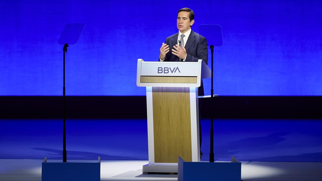 El presidente del BBVA, Carlos Torres Vila, interviene durante la Junta General Extraordinaria de Accionistas del BBVA, en el Palacio Euskalduna, a 5 de julio de 2024, en Bilbao, Vizcaya, País Vasco (España)