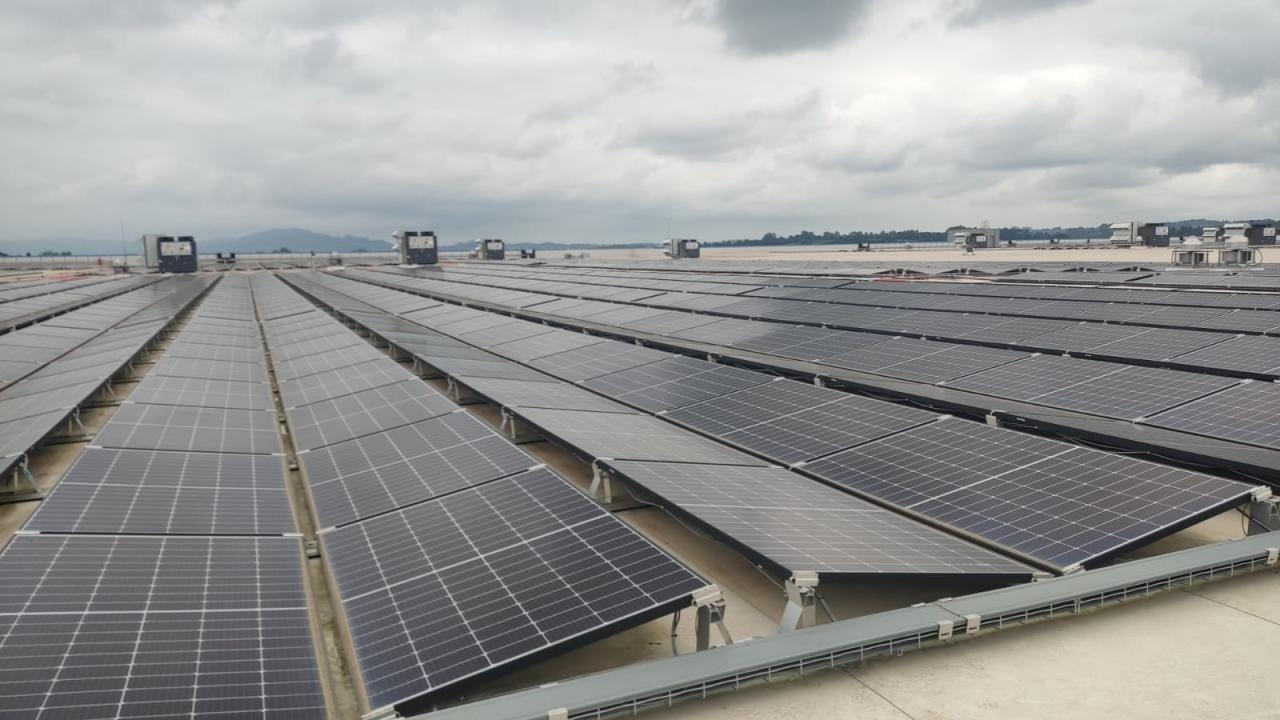Placas solares instaladas en la azotea del Centro Logístico de Amazon en Bobes, Siero. - EUROPA PRESS