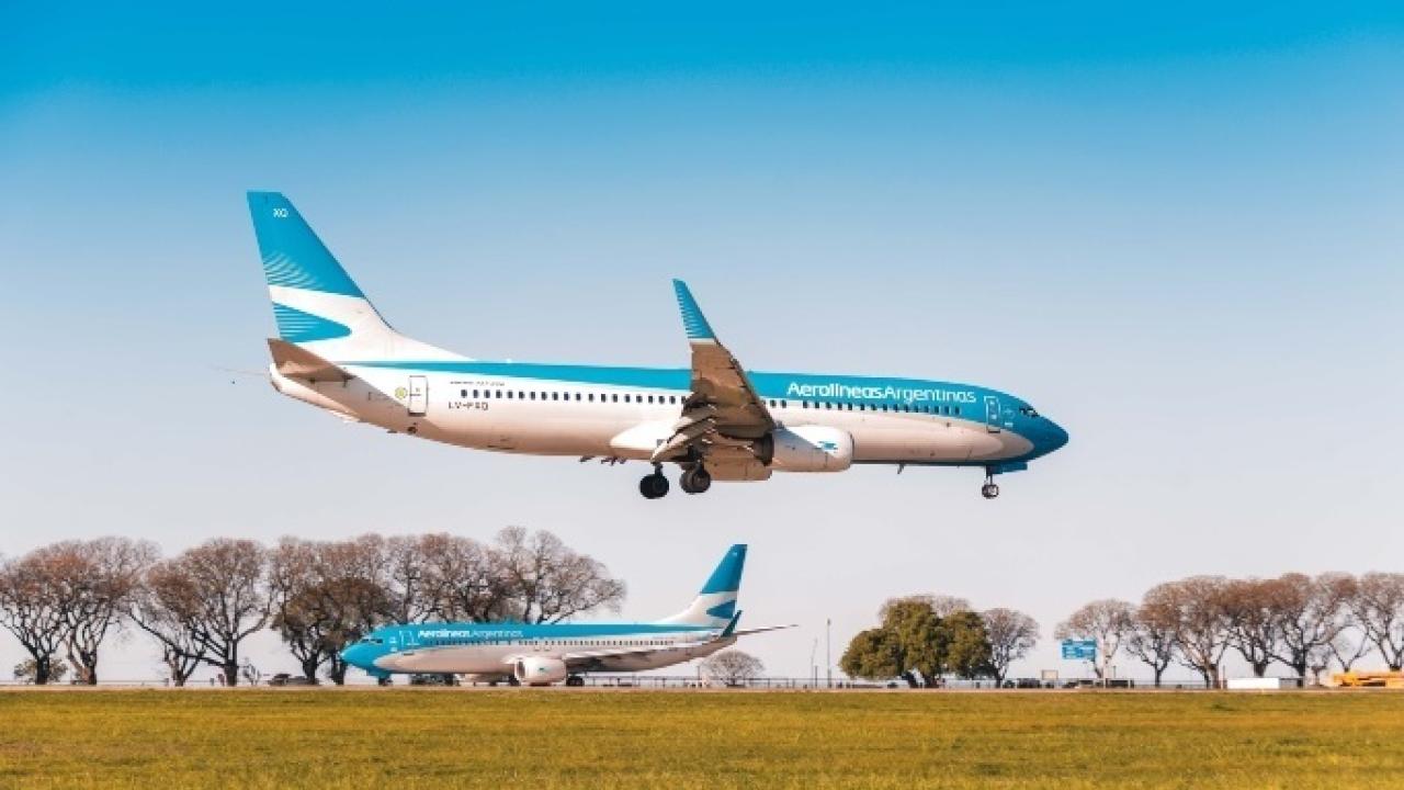 Ahora, según se ha publicado en el Boletín Oficial, el Ejecutivo ha declarado "sujeta a privatización" a Aerolíneas Argentinas, considerando "imperioso" proceder a esta venta de la compañía al sector privado. Europa Press