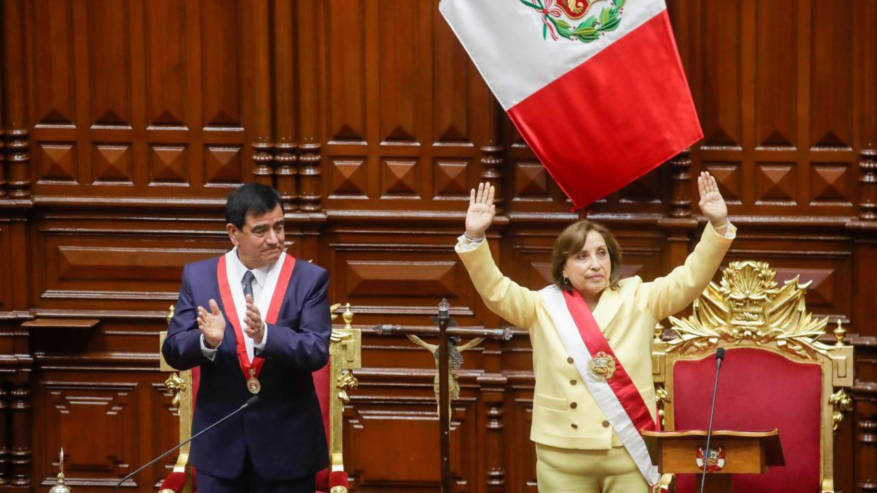 Dina Boluarte asume como presidenta de Perú tras destitución de Pedro Castillo