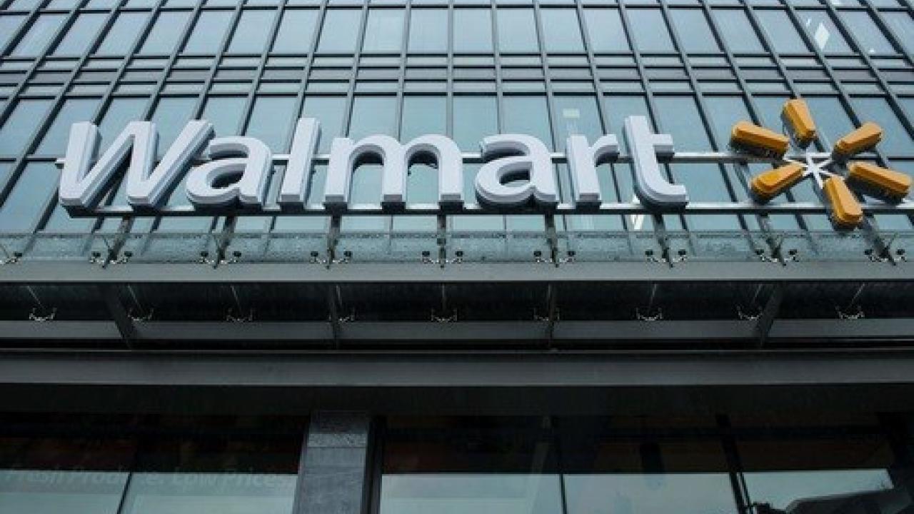 Falabella y Walmart revisan stock por menor consumo en Chile