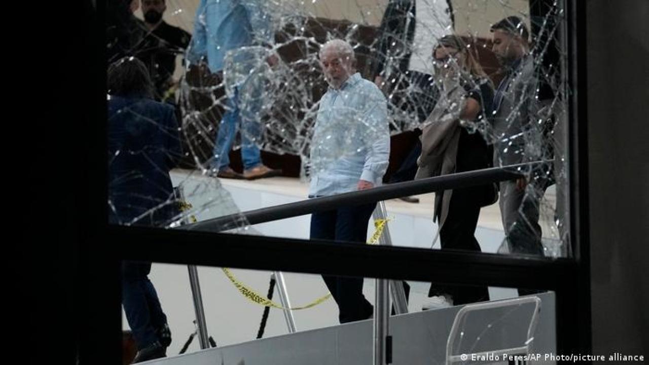 Lula inspecciona los destrozos en la sede de gobierno en Brasilia