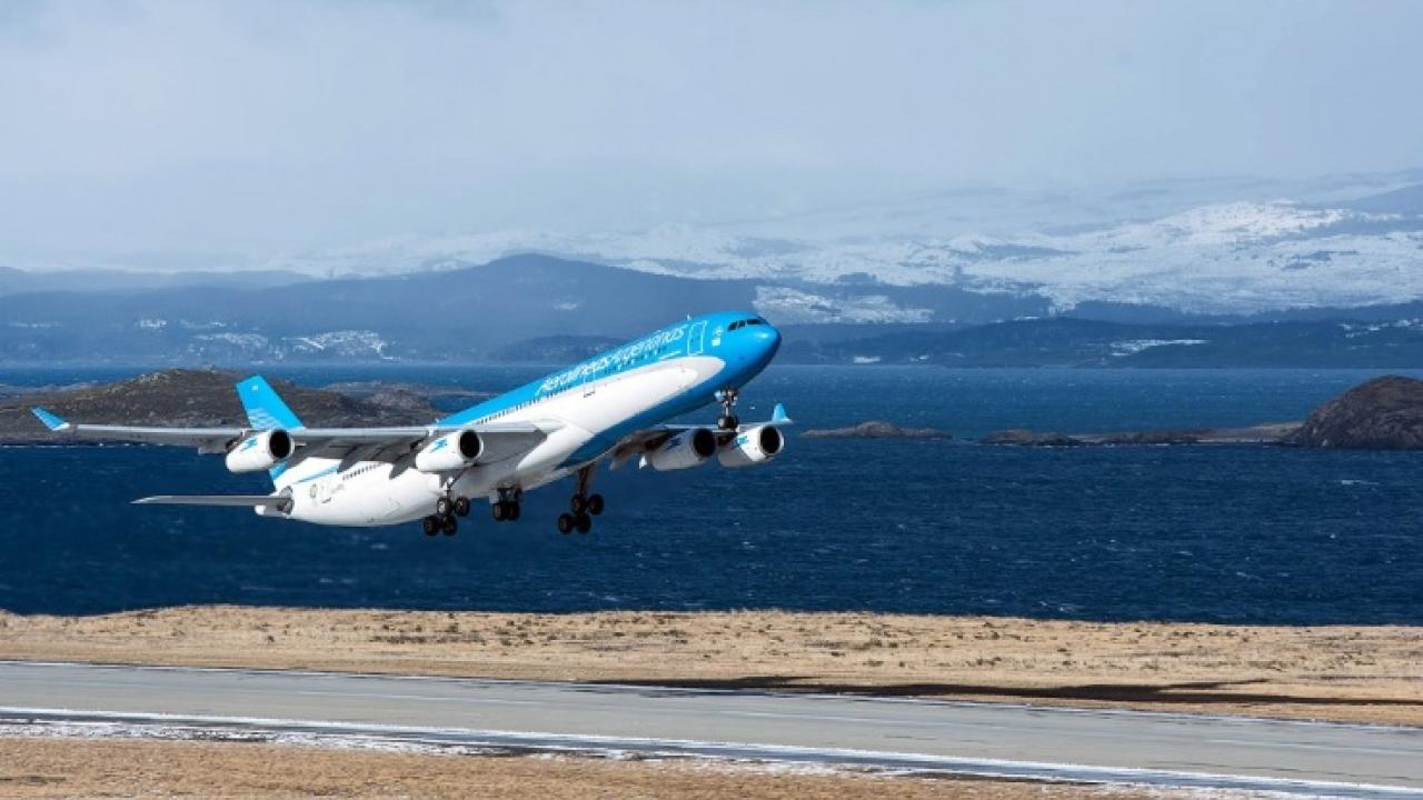 Ministro de Turismo de Fernández defiende continuidad de Aerolíneas Argentinas