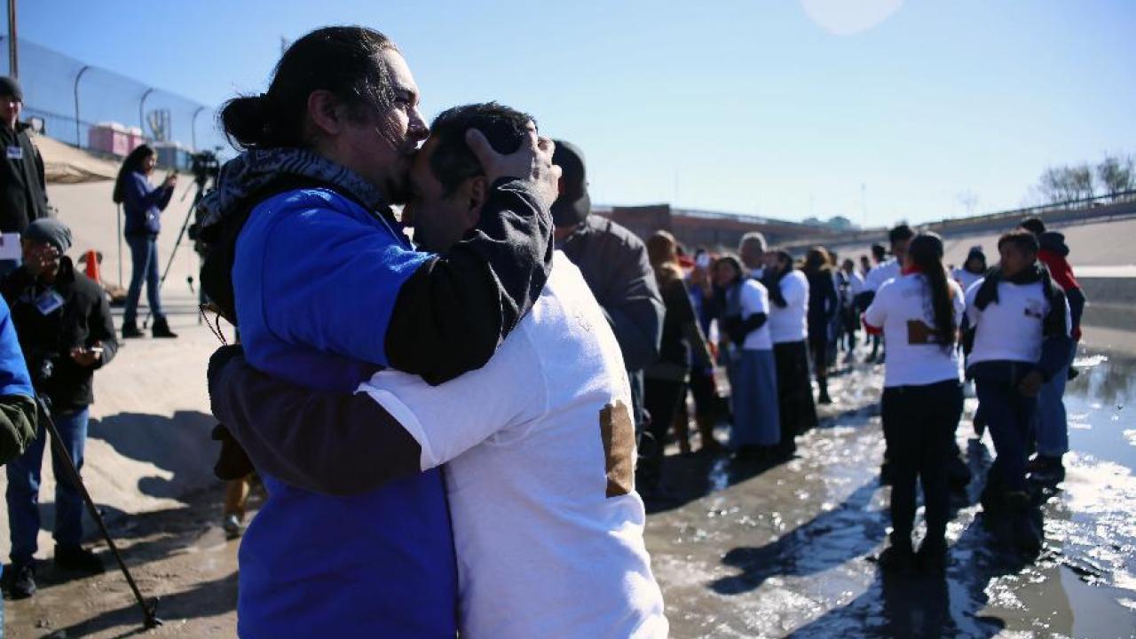 Estados Unidos arma más carpas para juicios exprés de migrantes en la frontera con México