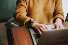 Trabajadores en laptop