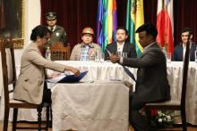 Firma acuerdo. Foto: Ministerio de Hidrocarburos de Bolivia. 