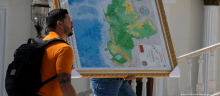 Un hombre carga un mapa del Esequibo.