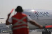 crédito foto Reuters avión de Latam en losa